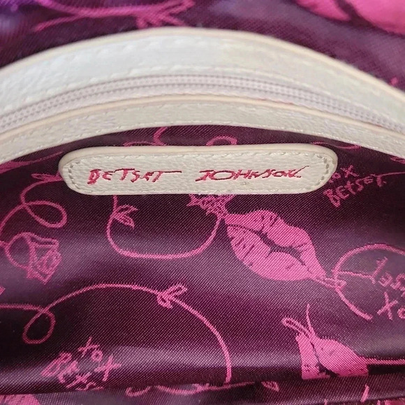 Betsey Johnson 2010s Quilted Bow Cream Crossbody Satchel Pink Lining - Picture 10 of 16
